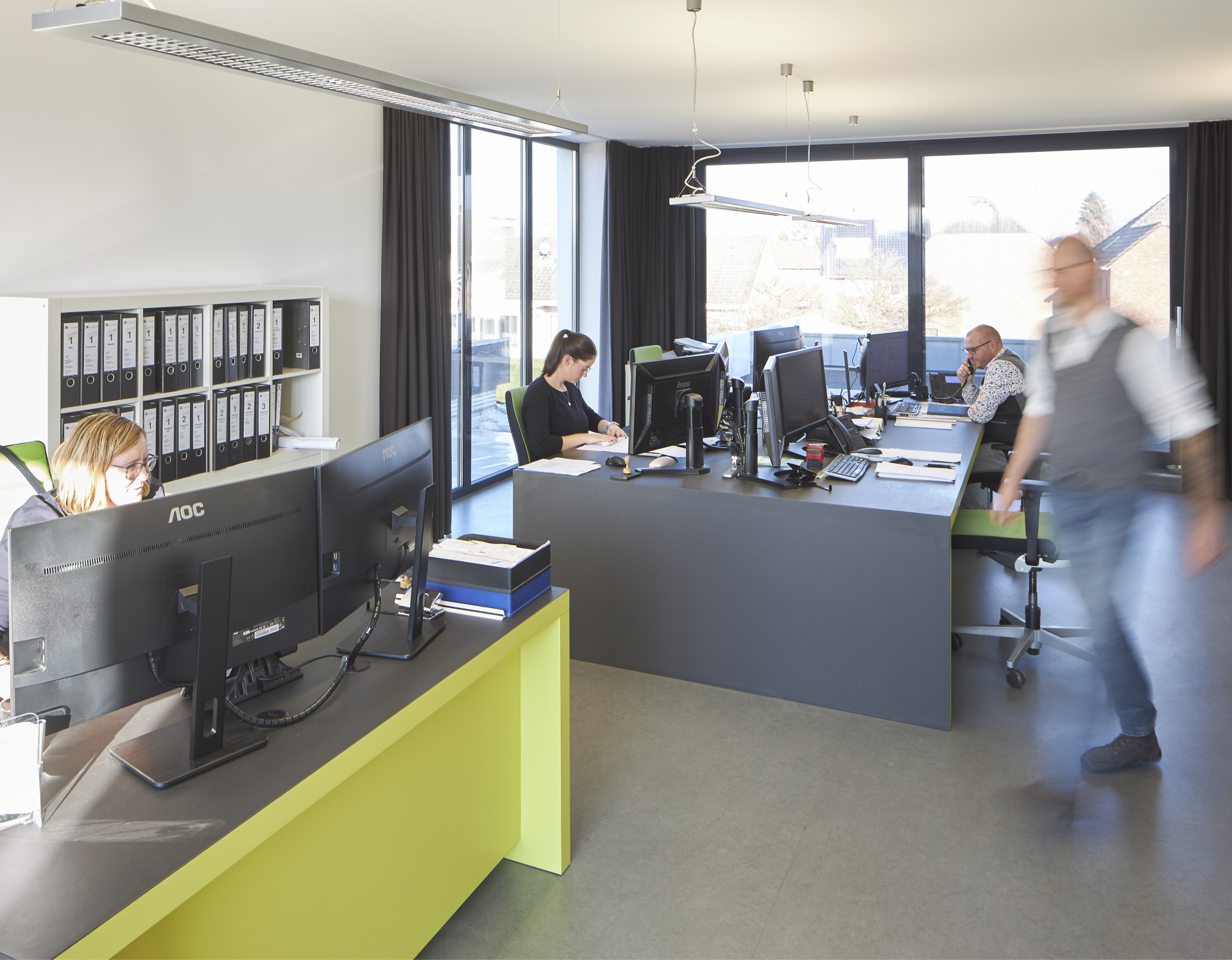 Mitarbeiter:innen arbeiten am PC im K3-Büro