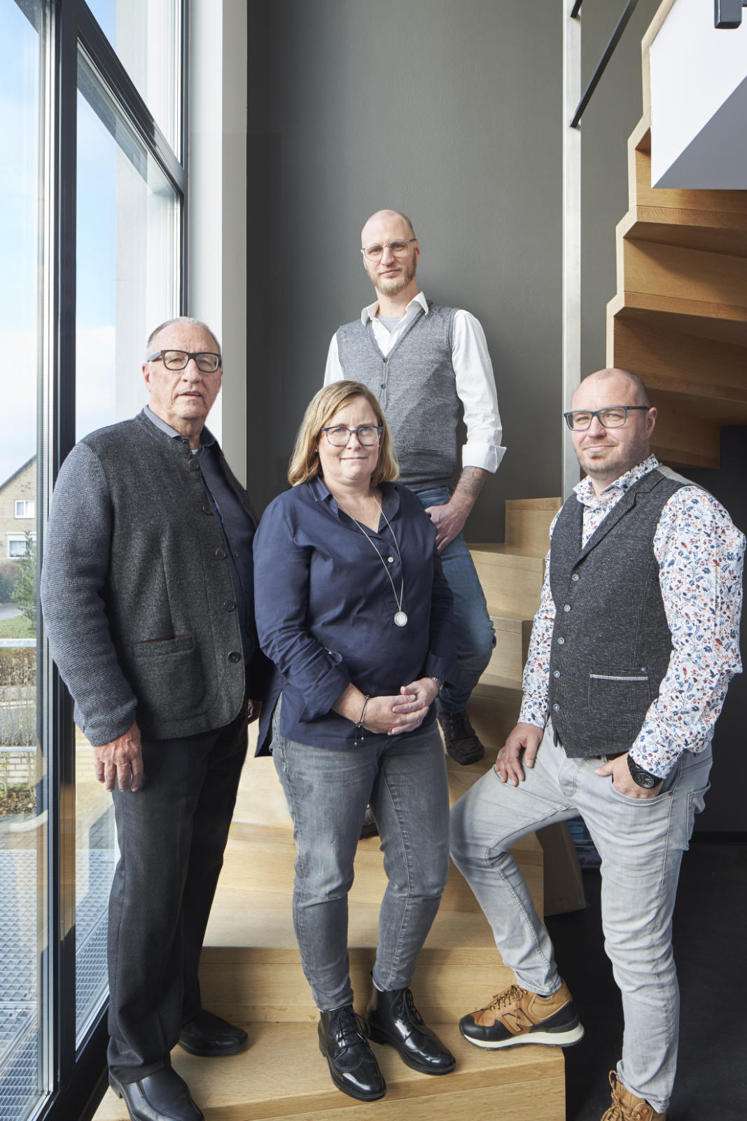 Das K3-Team steht auf einer Treppe mit Blick in die Kamera